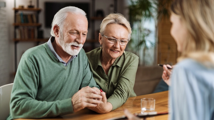 Ein älteres Paar bei einem Beratungsgespräch